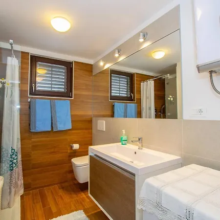Apartment With Parking Space - 27695 Medulin